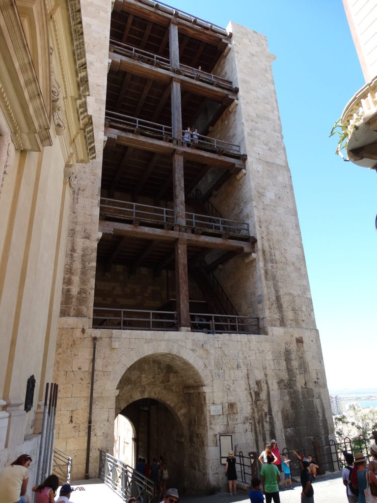 Una de las torres defensivas en Cagliari