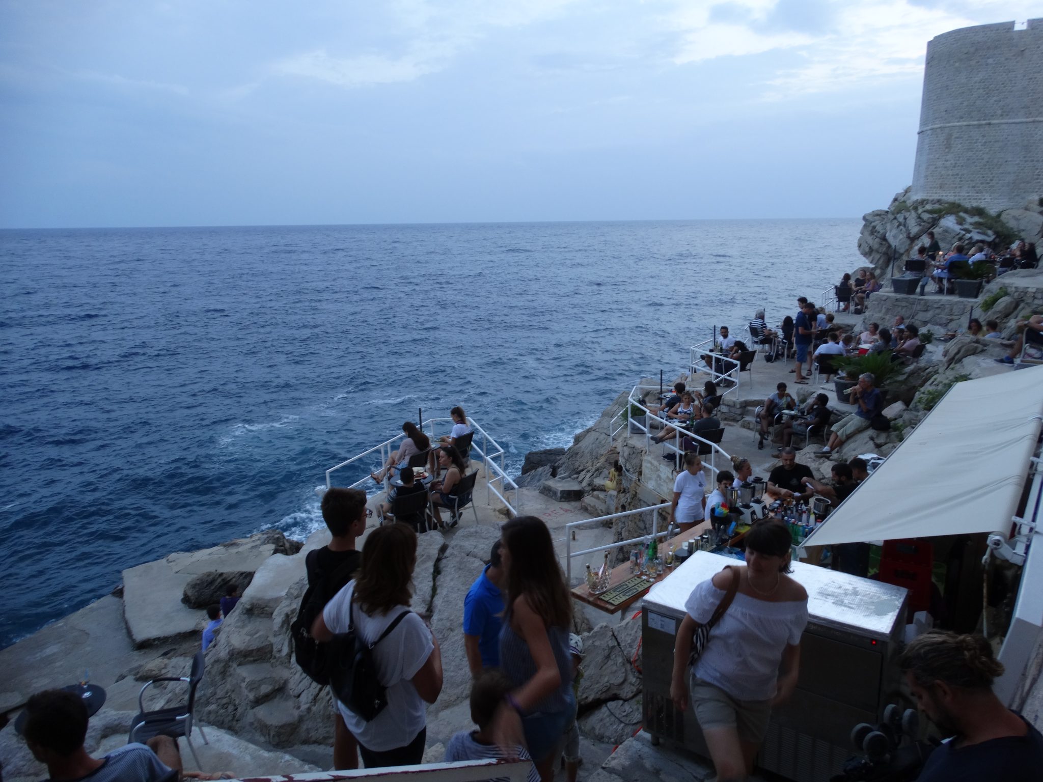 bar dentro de la muralla de Dubrovnik
