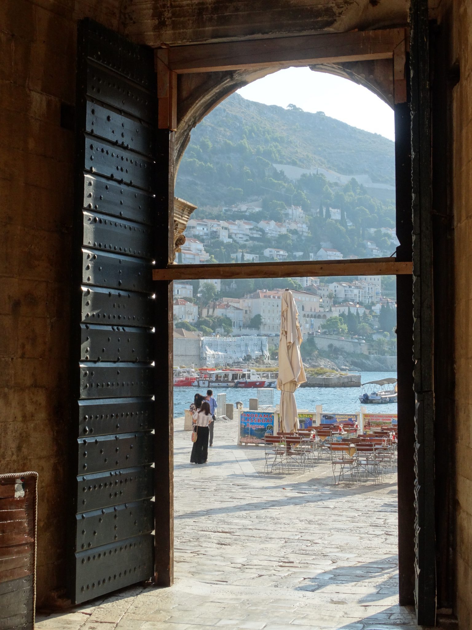 Ferry para la isla de Lokrum en el puerto viejo